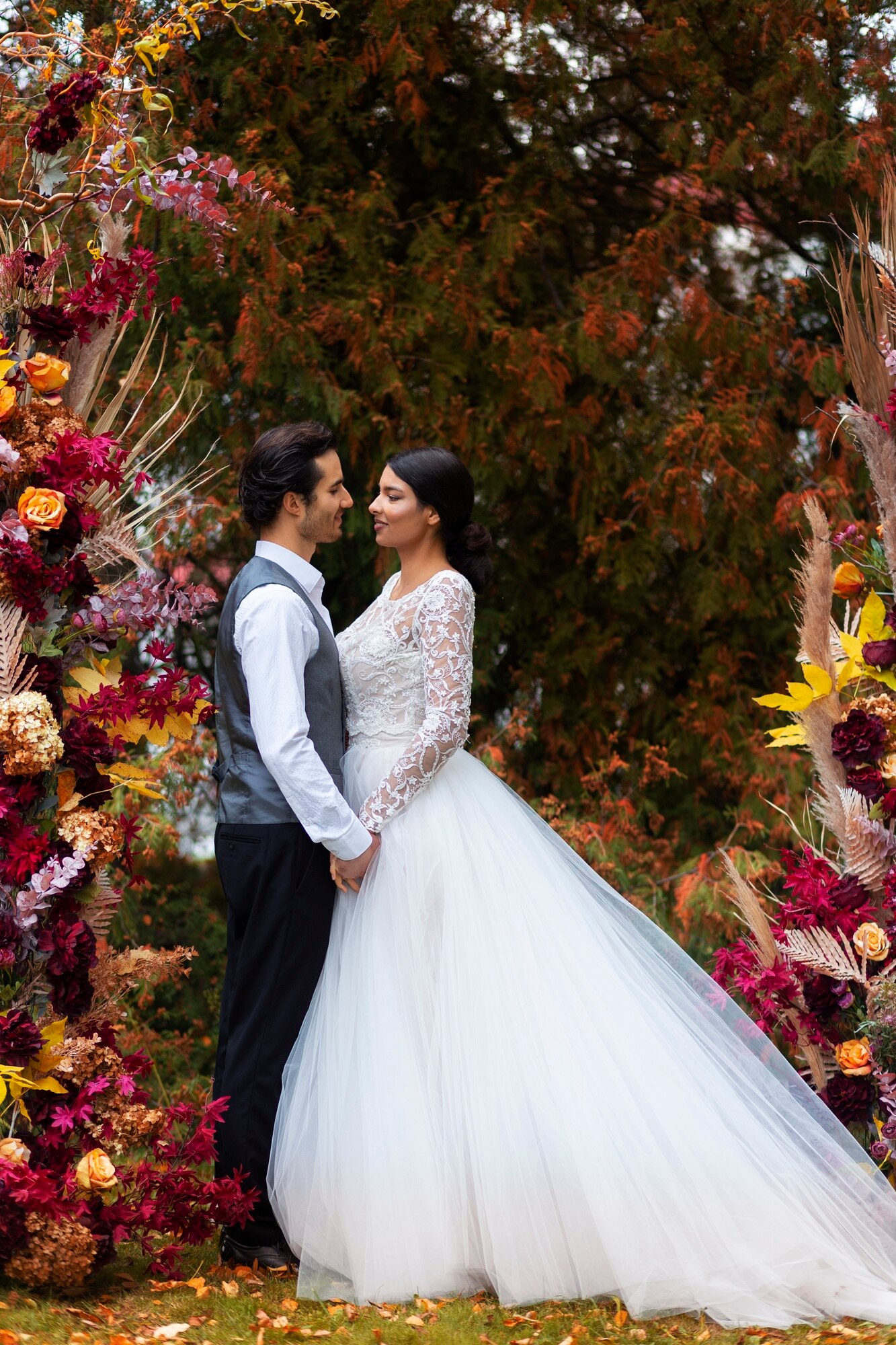 smiley-couple-posing-wedding-full-shot_23-2149956405